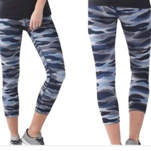 LULULEMON CAPRI CAMO LEGGINGS. SIZE 8